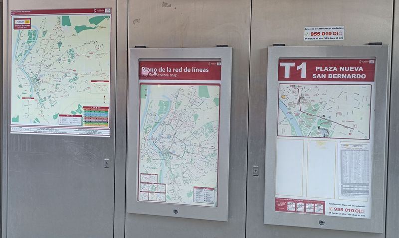 Na standardizovaných zastávkách nechybí kromì jízdenkových automatù ani schémata sítì MHD. Vpravo najdete mapku krátké tramvajové linky T1, kterou ve vìtšinì trasy pøedejdete pohodlnou chùzí.
