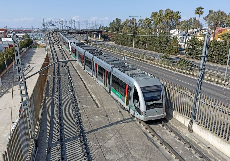 Tramvají CAF Urbos 2 je pro linku sevillského metra k dispozici celkem 17. Na jihovýchodním konci vede metro pomìrnì volnou krajinou a spojuje zdejší vzdálená pøedmìstí s centrem.