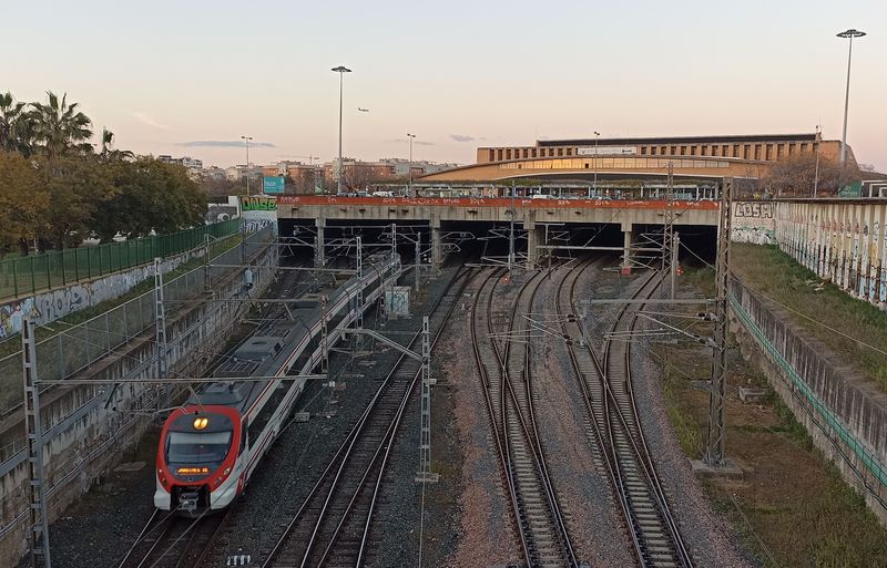 Jižní výjezd z hlavního nádraží Santa Justa, které leží severovýchodnì od centra. Vlaky odtud pokraèují dál na jih do podzemního tunelu se zastávkou San Bernardo.