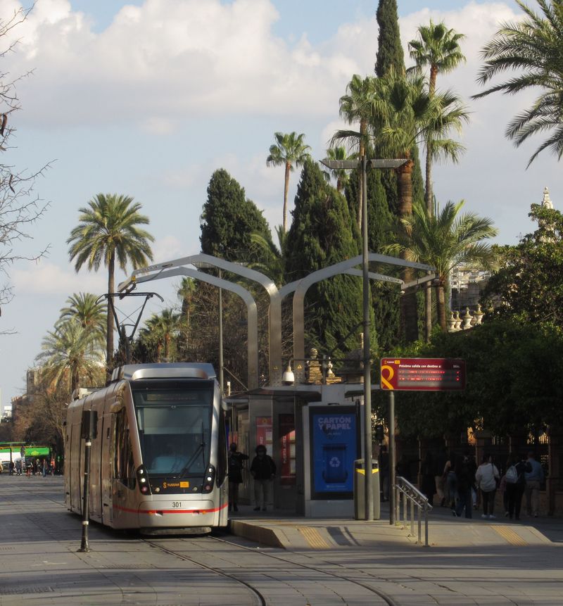 Krátká tramvajová linka v centru Sevilly jezdí krokem po pìší zónì v centru mìsta, její pomalost ještì umocòuje èekání v zastávkách, kde tramvaj dobíjí baterky. Ve vìtšinì trasy totiž nejsou troleje.