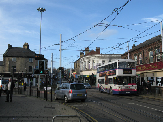 Køižovatka na severu Sheffieldu, kde se tramvajová tra� rozdìluje na dvì krátké vìtve pro modrou a žlutou linku.
