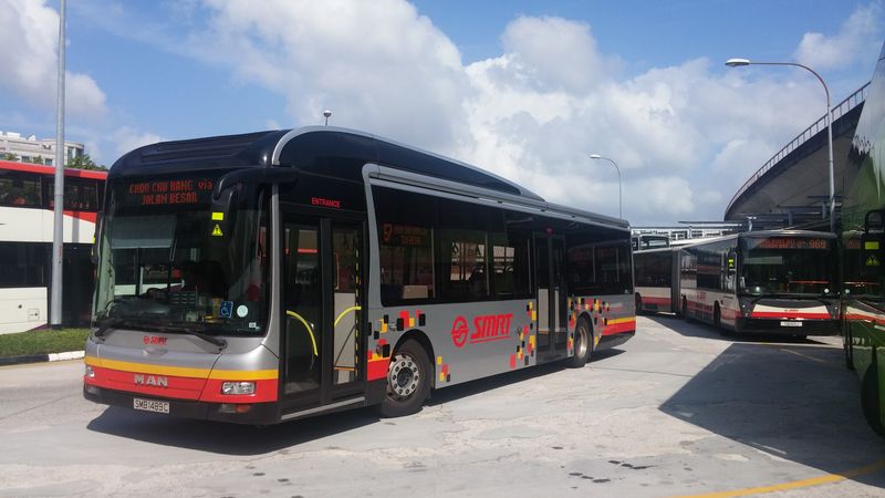 Standardní autobus MAN ještì ve firemním nátìru dopravce SMRT, který provozuje také èást linek metra. Novì už jsou autobusy opatøovány jednotným zeleným nátìrem v rámci celkového modernizaèního autobusového programu (BSEP) a soutìžení linek. SMRT provozuje cca 25 % autobusových linek v Singapuru, a to zejména v jeho severozápadní èásti. Jednotlivé svazky linek odpovídající cca jedné autobusové garáži se postupnì od roku 2014 soutìží na 5 let s prodloužením o další 2 roky v pøípadì bezproblémového fungování dopravce.