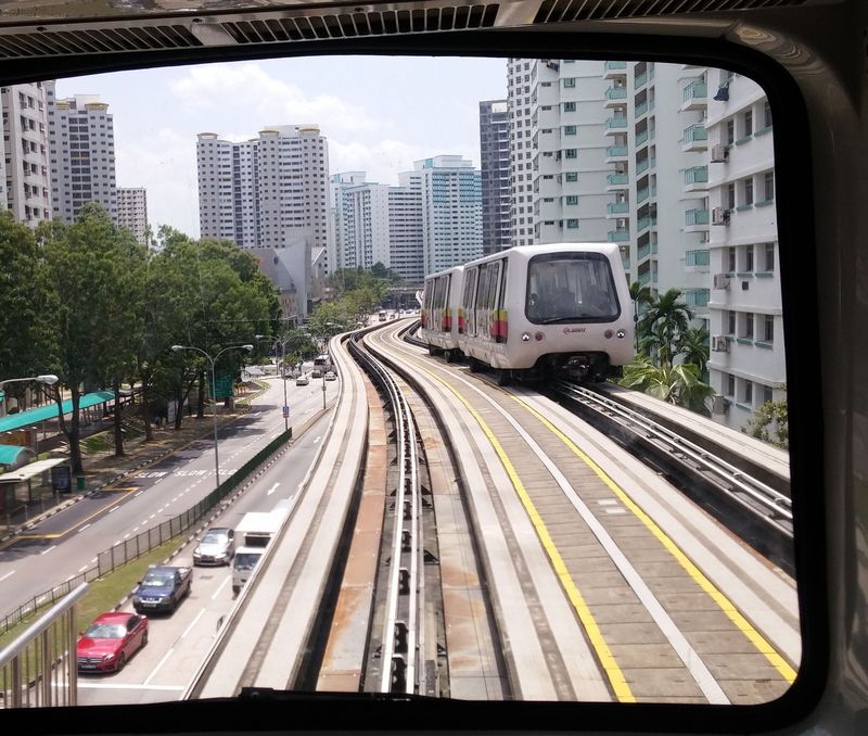 Od roku 1999 funguje na novém sídlišti Bukit Panjang na severozápadním okraji Singapuru tato automatická nadzemní dráha, která navazuje na èervenou a modrou linku metra. Trasa vede od stanice èerveného metra Choa Chu Kang do centra ètvrti Bukit Panjang, odkud pokraèuje po okruhu uvnitø sídlištì zpìt do stanice Bukit Panjang. Projet celou polookružní trasu trvá 28 minut.