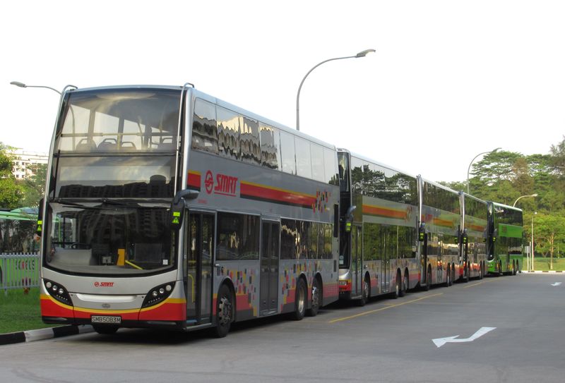 Dvoupatrové autobusy Alexander Dennis Enviro dopravce SMRT v ještì nevysoutìžené oblasti na severu Singapuru, kde má SMRT své garáže. SMRT provozuje kromì metra a autobusù také taxislužbu. Tìchto autobusù má dopravce cca 200.