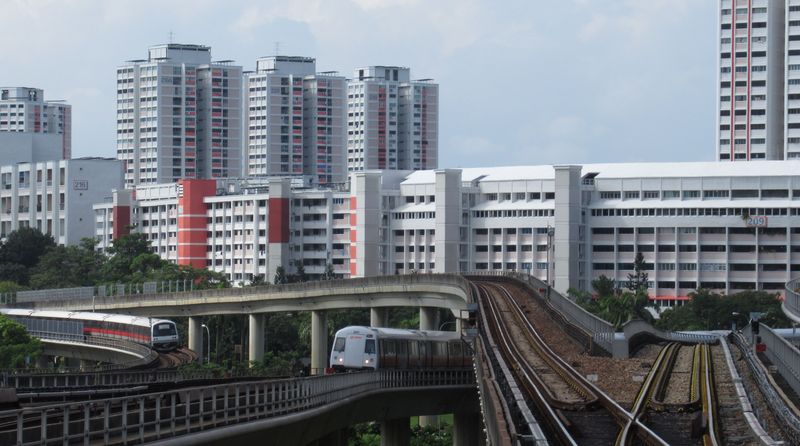 Pøestupní stanice Jurong East na západì Singapuru je také významnou kolejovou køižovatkou, kde se potkávají zelená s èervenou nadzemní linkou. Nechybí ani velký autobusový terminál. Na obou tìchto linkách provozuje dopravce SMRT šestivozové soupravy øízené strojvedoucím. K dispozici jich je cca 200 rùzného stáøí nebo stupnì modernizace. Do prostoru tohoto pøestupního uzlu by mìla v budoucnu zaústit vysokorychlostní železnice, kterou se sem z malajské metropole Kuala Lumpur dostanete za pouhých 90 minut.