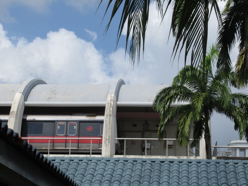 Koneèná stanice Pasir Ris zelené linky metra na jejím východním konci. Dál už se nachází severní pobøeží Singapuru, odkud je to na dohled k malajským bøehùm. U stanice metra leží jeden z velkých autobusových terminálù.