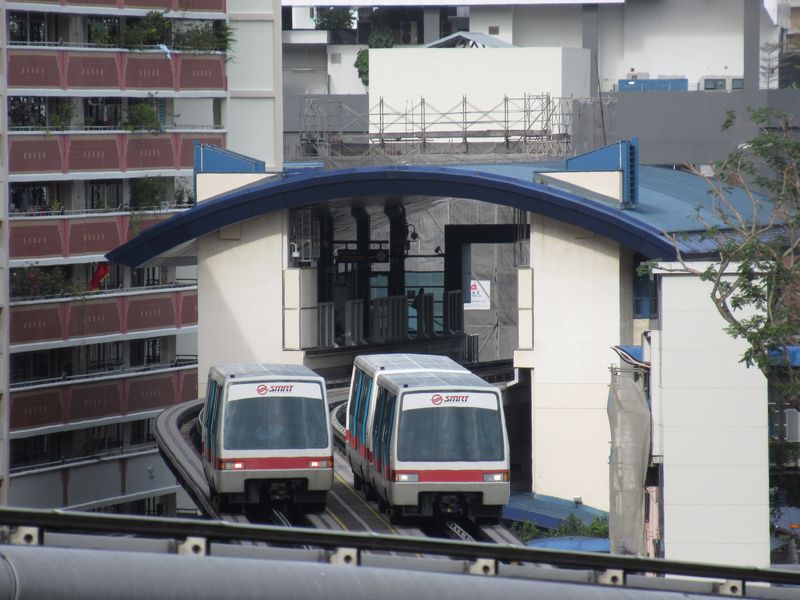 Setkání sóla a dvojice starších vozù LRT Bukit Panjang. Celkem jich je k dispozici 19, dalších 13 následovníkù pøibylo v roce 2014. Pøed dodáním novìjší série v roce 2014 jezdily dvojice jen ve špièkách a na vybraných spojích, nyní je ve dvojicích vìtšina spojù. Špièkový interval je cca 3 minuty, vlaky støídavì projíždìjí okružní úsek po i proti smìru hodinových ruèièek.