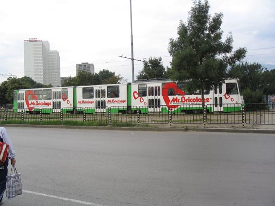 Další tramvaj v reklamním nátìru u hlavního nádraží.