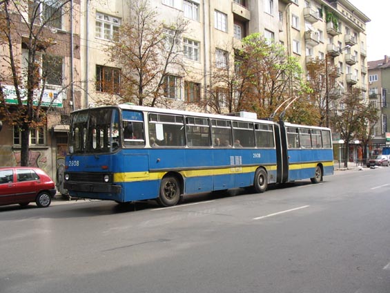 Všechny trolejbusy jsou modré se žlutým pruhem.