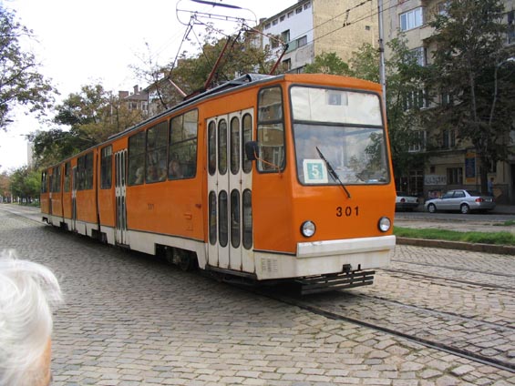 Tøíèlánková jednosmìrná tramvaj bulharské výroby neposkytuje pøílišný jízdní komfort.