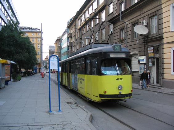 Další podoba ojeté tramvaje z Nìmecka v centru Sofie.