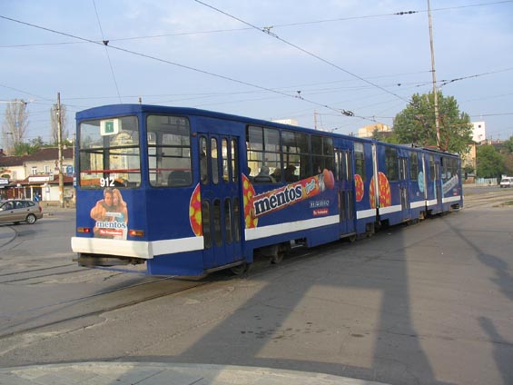 Tøíèlánková bulharská tramvaj za sobotního rána ještì pøíliš cestujících neveze.