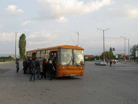 Autobusová koneèná poblíž koneèné tramvaje è. 22 na severovýchodì mìsta. Lidé už vìdí, kde uprostøed velké asfaltové plochy mají èekat.