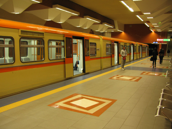 Zejména novìjší stanice metra jsou pøíjemnì architektonicky ztvárnìny. Nové ruské soupravy typu 81-74 byly do Sofie dodávány od roku 2005. Mají rùznou barvu a v roce 2013 byla dodána již 40. souprava.