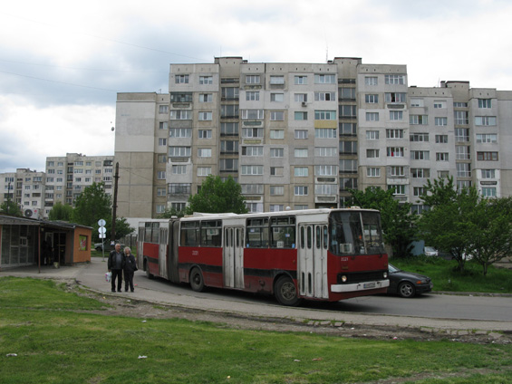 Klasický Ikarus 280 na koneèné uprostøed sídlištì Ljulin V. Autobusy vozí zdejší obyvatele buï na nejbližší tramvaj è. 8, k metru a nebo rovnou do centra mìsta. Zdejší sídlištì bylo jako první obslouženo metrem v roce 1998. Jelikož je ale velmi rozsáhlé, velkou èást lidí vozí autobusy.
