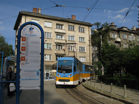 Modernizovaná bulharská dvouèlánková tramvaj "Sofia" již v nových sofijských barvách na koneèné na jihu mìsta pod malebnou kopcovitou tratí vedoucí dál na jih. Toto je asi nejbìžnìjší typ tramvaje v Sofii.