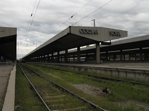 Obrovské kolejištì hlavního nádraží v Sofii je dnes využíváno pouze minimálnì. Relativnì hodnì vlakù jezdí pouze na hlavní trati na východ k Èernému moøi a pak na lokální trati do nejbližšího vìtšího mìsta Pernik.