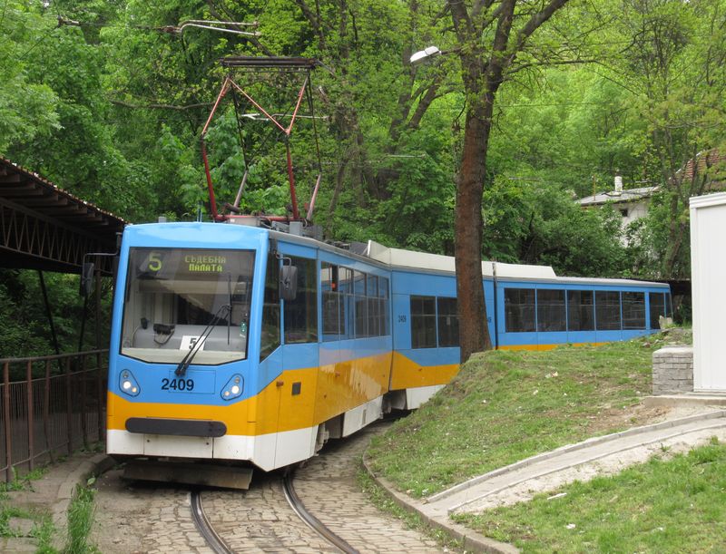 Na koneèné linky 5 ve ètvrti Knjaževo na jihozápadním okraji Sofie odpoèívá èásteènì nízkopodlažní tramvaj, která vznikla pøestavbou z pùvodních bulharských tramvají Sofia èeským Inekonem v letech 2007-9. Celkem jich tu jezdí 18.