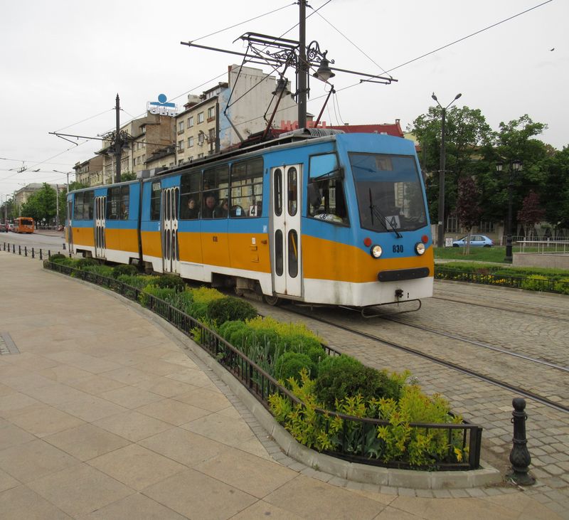 Všechny dvouèlánkové tramvaje Sofia už jezdí modernizované. Nový modrožlutý nátìr pøekryl pùvodní oranžový. Jinak se pro cestující mnoho nezmìnilo. Celkem jich je k dispozici cca 40.