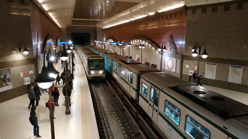 Centrální stanice Serdika, kde se ve dvou výškových úrovních køíží linky metra, které pak opisují smyèku na západì mìsta. Je to jedna z mála stanic s historizujícím vzhledem.