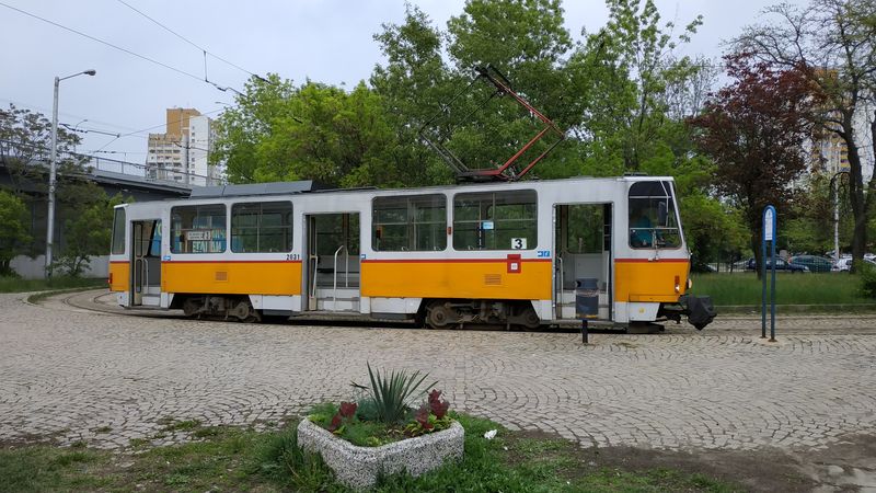 Jedna ze 40 tramvají T6A2 první série z roku 1990 na koneèné linky 3 u nádraží u bývalého cukrovaru. Dosud funkèní by mìl být systém poštovních schránek, které starší sofijské tramvaje vozí.