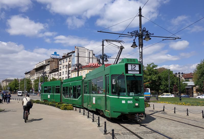 Další výraznou pomocí Sofii v její nelehké situaci bylo v roce 2017 dodání 28 ojetých tramvají pùvodem ze švýcarské Basileje. Tyto zelené èásteènì nízkopodlažní tramvaje urèené pro úzkorozchodnou sí� jezdí zejména na linkách 6, 8  a 12. Zde uprostøed jedné z nejhezèích kruhových køižovatek v centru mìsta – Lavov most.