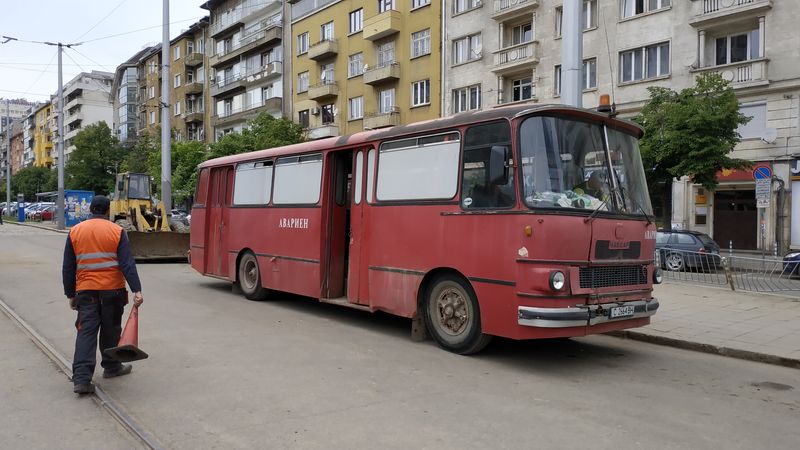 Pøi rùzných opravách tramvajových tratí nesmí chybìt dílenské vozidlo pøestavìné z bulharského legendárního autobusu Èavdar.