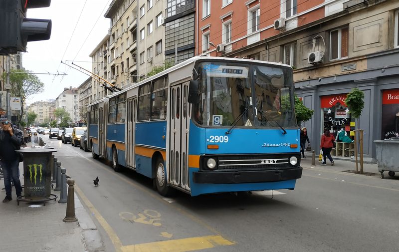 Na linkách 6, 7 a 9 mùžete stále potkat legendární trolejbusy Ikarus 280, napøíklad tento z roku 1987 je po èásteèné renovaci. Ještì jich tu i po velké obnovì novými vozy jezdí necelá ètyøicítka.