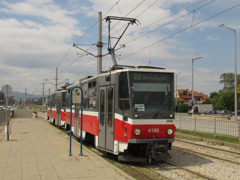 Sofie odkoupila od Prahy v letech 2016-7 celkem 30 tramvají T6A5. Všechny jezdí na normálnìrozchodné lince 22 vedoucí od západu na východ. Zde na své východní koneèné Avtostancja Iztok, kde se obratištì nachází v podzemí nikdy nedokonèeného obchodního centra. Dalších 10 strojù míøí z Prahy do Sofie v roce 2019.