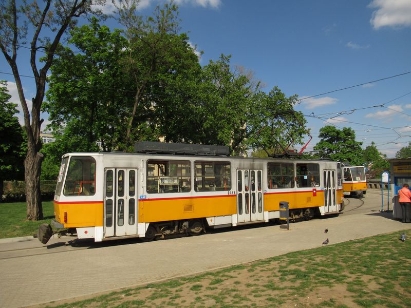 Jedna ze 17 tramvají T6A2 z roku 1999 s novìjší výzbrojí na jižní koneèné linky 10 u nejnovìjší stanice metra Vitoša. I když v urèitém soubìhu s metrem, byla linka 10 vedená malebnými lesními serpentinami jižnì od centra zachována.