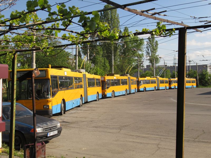 Vozovna Iskar je domovem pro 8 kloubových trolejbusù pùvodem z rakouského Innsbrucku. V dobì návštìvy už ale nebyly k vidìní v provozu. Tyto vozy z konce 80. let jsou v Sofii od roku 2006.
