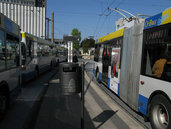 Graf-Wilhelm-Platz je centrálním pøestupním terminálem MHD na pomìrnì malé ploše. Vìtšina vozidel MHD v Solingenu je obleèena do modrožlutìstøíbrného kabátu.