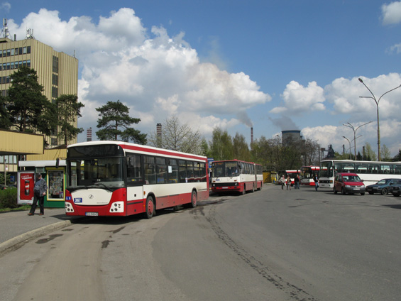 Huta Katowice - nejvìtší hutní kombinát v oblasti najdete na východì mìsta Dabrowa Górnicza a jezdí sem jak tramvaje, tak i èetné autobusy. Krátce po ètrnácté hodinì po skonèení ranní smìny je tu velmi živo.