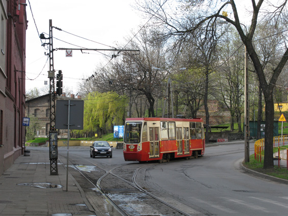 Koneènou zastávku linky 24 ve ètvrti Konstantynów tvoøí kolejový trojúhelník. Jelikož tramvaje Konstal neumí být pøi couvání ovládané ze zadního stanovištì, je pro otáèení linky nutná pøítomnost výpravèí - dispeèerky, která vždy na chvíli zablokuje køižovatku silou své osobnosti a píš�alky.