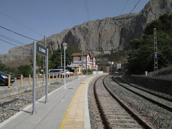 El Chorro: Stanice poblíž malebné vodní nádrže uprostøed skalního masivu na trati do Malagy. Dennì tu zastaví 6 párù osobních vlakù, vìtšinou v trase Malaga - Sevilla.