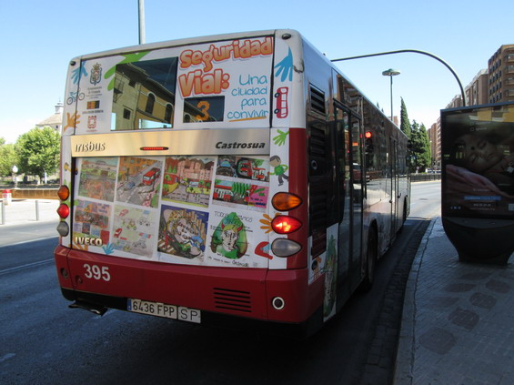 Granada: Mìstské autobusy provozuje v èerveném nátìru spoleènost Rober. Zde je jako polep autobusu použito dìtských obrázkù s dopravní tématikou.