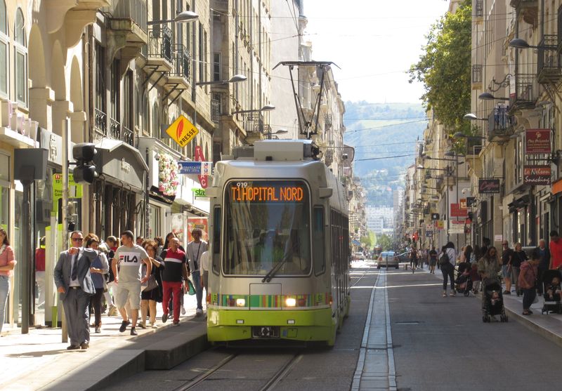 V jižní èásti historického centra je tramvajová tra� od jihu vedená smìrovì rozdìlenì. Linka T1 míøí pøímo na sever, linka T3 vede k hlavnímu nádraží (do listopadu 2019 je prodloužena po nové trati na sever, kde se opìt pøipojuje k lince T1. Saint-Étienne je jedním ze dvou francouzských mìst s tramvajemi na metrovém rozchodu. O poznání užší jsou také vozové skøínì (cca 2,1 m).