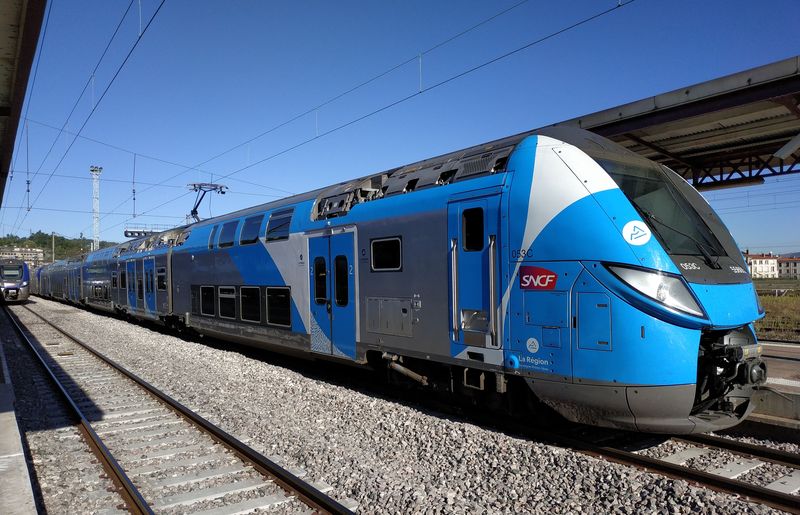 Saint-Étienne je vzdáleno necelou hodinku vlakem z Lyonu, jezdí sem také tyto nové elektrické jednotky od Bombardieru v barvách místního regionu, pro který jich bylo poøízeno 40.