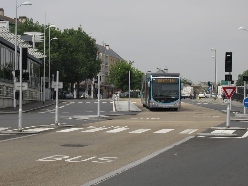 I na dvou rozdìlených vìtvích páteøní linky, kde se už jezdí jen jednou za 20 minut, najdete vyhrazené jízdní pruhy a preferenci na køižovatkách. Páteøní linka se dìlí na dvì èásti u vlakového nádraží a pokraèuje severovýchodním smìrem do dvou pøedmìstí – Trignac a Montoir-de-Bretagne.