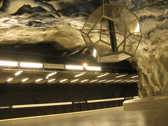 Jedno z nejhezèích meter svìta - to je stockholmské podzemí. Èást stanic je vykutána pøímo ve skále.