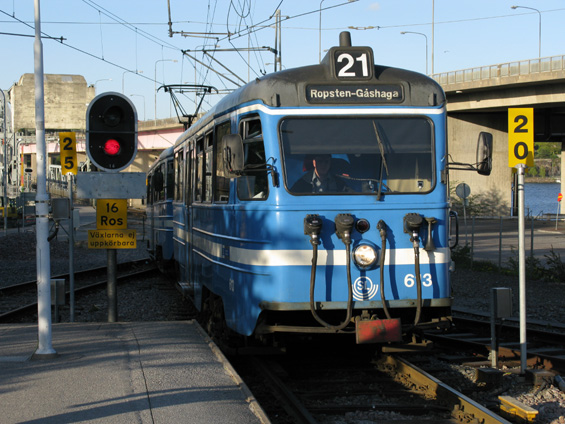 Tramvajový vùz linky L21 na koneèné u stanice metra Ropsten. Vozy jsou obousmìrné, tra� je ukonèena kolejovým pøejezdem a vozy mají pouze jedny dveøe na každém boku.