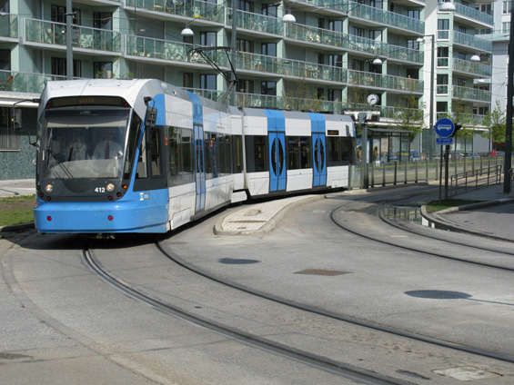 Tramvaj poblíž koneèné zastávky linky L22 Sickla Udde. V budoucnu by se mìla tramvaj prodloužit èásteènì po trase linek "Saltsjöbanan" do stanice Slussen.