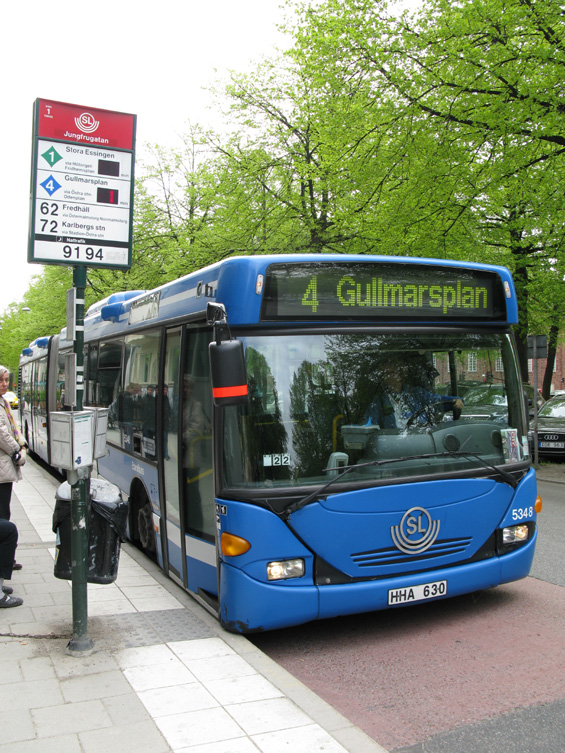 Kloubová Scania - klasický pøedstavitel vozového parku na páteøních (metrobusových) autobusových linkách. Na zastávkách mají tyto linky informace o pøíjezdech v reálném èase, protože intervaly jsou narozdíl od ostatních linek velmi krátké.