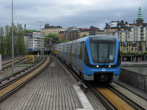Nový vlak metra pøijíždí po mostì ze stanice Slussen do stanice Gamla stan. Provoz metra ve Stockholmu je levostranný.