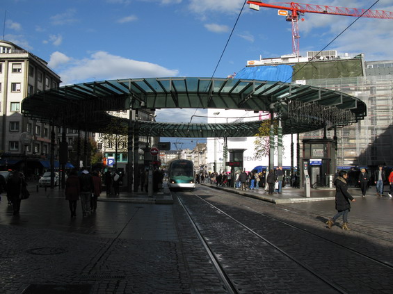 Zastávka Homme de Fer, místo v centru, kde se potkávají témìø všechny tramvajové linky. Zároveò jde o centrální pøestupní zastávku.
