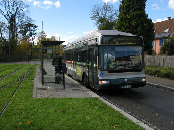 Typický autobus MHD ve Štrasburku. Tento jezdí na zemní plyn. Nastupuje se pouze pøedními dveømi. Také odtud by mìla tramvajová linka E pokraèovat v blízkém budoucnu o pár zastávek dál.