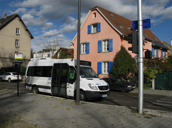 Na koneèné zastávce linky E "Robertsau Boecklin" navazuje na tramvaj také tento mikrobus, který rozváží ménì pohyblivé cestující po okolí.