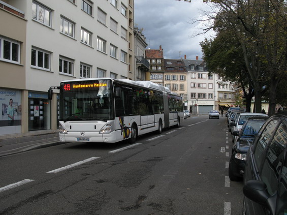Novìjší kloubový Citelis na jedné z páteøních autobusových linek, které zajíždìjí až do centra mìsta.