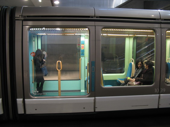 Eurotram v podzemní stanici pod hlavním nádražím. Jedná se o jediný podzemní úsek štrasburské tramvajové sítì. Jezdí zde linky A a D v souhrnném intervalu cca 2-3 minuty a ve špièkách zde už kapacita pøestává staèit. To levé okno na obrázku jsou dveøe.