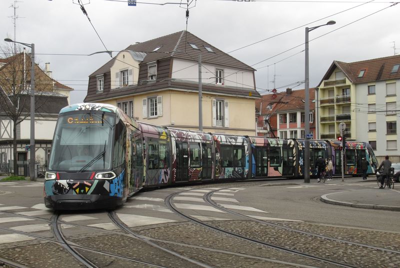 Na køižovatce u zastávky Landsberg jihovýchodnì od centra odboèuje netradiènì zbarvená tramvaj Alstom Citadis 403 na lince C. Zde se potkává s linkami D a E. Zvláštností štrasburských tramvajových køižovatek je vysoká míra zabezpeèení, kdy jsou dálkovì ovládány nejen výhybky s hroty proti smìru jízdy, ale i v opaèném smìru, aby nedocházelo k nežádoucí srážce tramvají pøi pøehlédnutí øidièem. Pro co nejvyšší trvanlivost jsou pøestavovány také výhybky za køižovatkou, tedy bez nutnosti jejich pøestavování koly tramvaje.